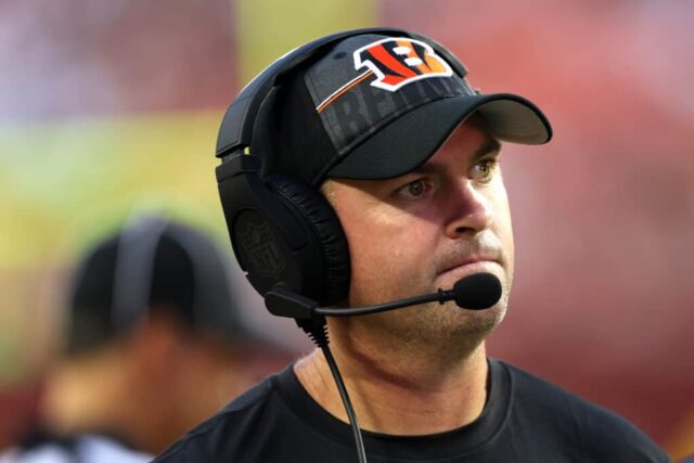 O técnico Zac Taylor, do Cincinnati Bengals, observa durante a segunda metade de um jogo de pré-temporada contra o Washington Commanders no FedExField em 26 de agosto de 2023 em Landover, Maryland.