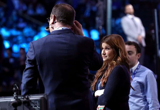 NOVA IORQUE, NOVA IORQUE - 20 DE JUNHO: Os repórteres Rachel Nichols e Adrian Wojnarowski falam antes do início do Draft da NBA 2019 no Barclays Center em 20 de junho de 2019, no bairro de Brooklyn, na cidade de Nova York. NOTA AO USUÁRIO: O Usuário reconhece e concorda expressamente que, ao baixar e/ou usar esta fotografia, o Usuário está concordando com os termos e condições do Contrato de Licença da Getty Images.