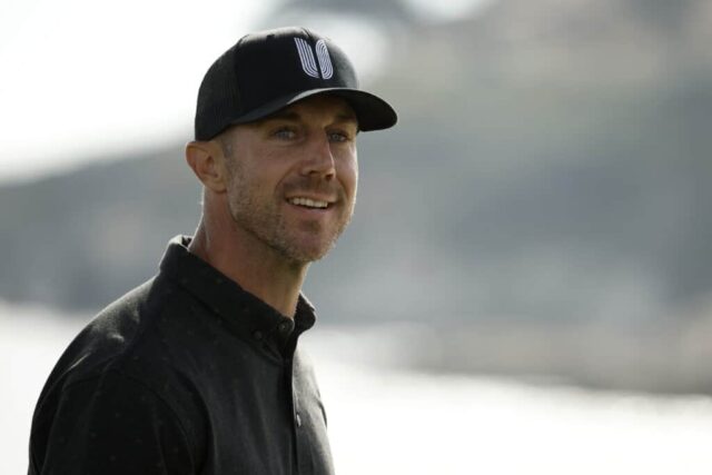 O ex-quarterback do 49ers, Alex Smith, reage no buraco 18 durante a terceira rodada do AT&T Pebble Beach Pro-Am em Pebble Beach Golf Links em 5 de fevereiro de 2022 em Pebble Beach, Califórnia.