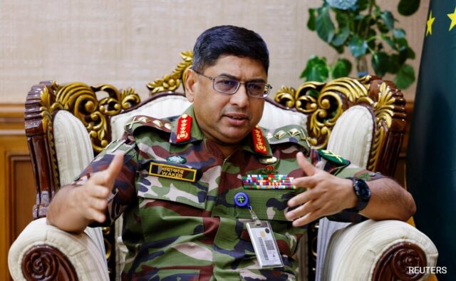 Chefe do Exército de Bangladesh promete apoio ao governo interino 'aconteça o que acontecer'