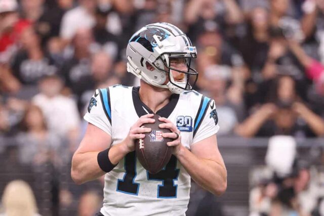 LAS VEGAS, NEVADA - 22 DE SETEMBRO: Andy Dalton # 14 do Carolina Panthers parece passar durante o primeiro quarto contra o Las Vegas Raiders no Allegiant Stadium em 22 de setembro de 2024 em Las Vegas, Nevada. 