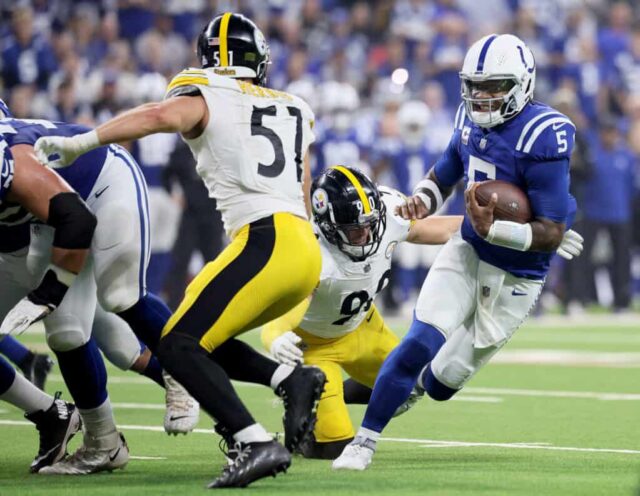 INDIANÁPOLIS, INDIAN - 29 DE SETEMBRO: Anthony Richardson (5) do Indianapolis Colts luta contra TJ Watt (90) do Pittsburgh Steelers durante o primeiro quarto no Lucas Oil Stadium em 29 de setembro de 2024 em Indianápolis, Indiana. 