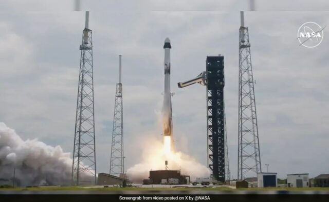 SpaceX lança missão para trazer de volta astronautas presos no espaço