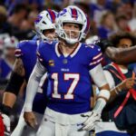 ORCHARD PARK, NOVA IORQUE - 23 DE SETEMBRO: Josh Allen # 17 do Buffalo Bills comemora depois de lançar um passe para touchdown durante o segundo quarto contra o Jacksonville Jaguars no Highmark Stadium em 23 de setembro de 2024 em Orchard Park, Nova York.