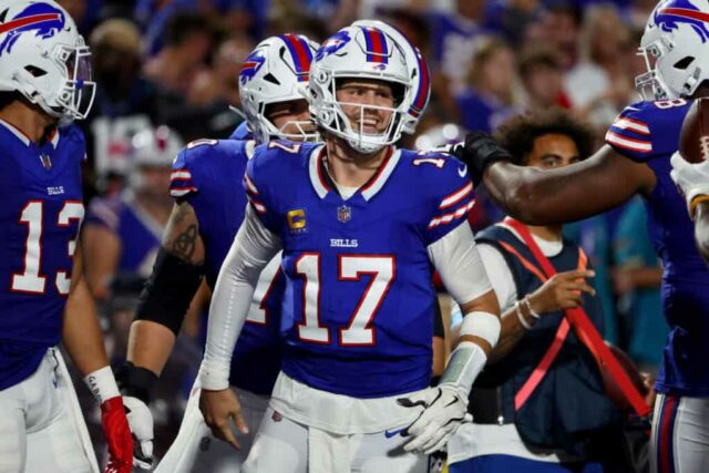 ORCHARD PARK, NOVA IORQUE - 23 DE SETEMBRO: Josh Allen # 17 do Buffalo Bills comemora depois de lançar um passe para touchdown durante o segundo quarto contra o Jacksonville Jaguars no Highmark Stadium em 23 de setembro de 2024 em Orchard Park, Nova York. 