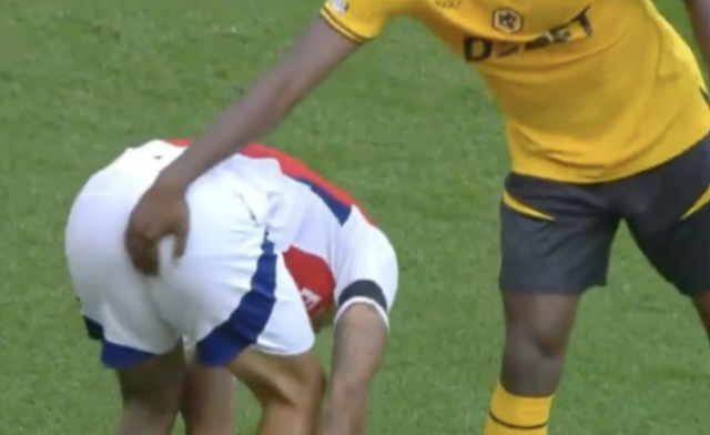 Yerson Mosquera agarrou a bunda de Gabriel Jesus durante jogo da Premier League