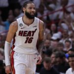 MIAMI, FLÓRIDA - 23 DE MAIO: Caleb Martin nº 16 do Miami Heat reage a uma cesta de três pontos contra o Boston Celtics durante o segundo quarto do quarto jogo das finais da Conferência Leste no Kaseya Center em 23 de maio de 2023 em Miami, Flórida. NOTA AO USUÁRIO: O Usuário reconhece e concorda expressamente que, ao baixar e/ou usar esta fotografia, o Usuário está concordando com os termos e condições do Contrato de Licença da Getty Images.