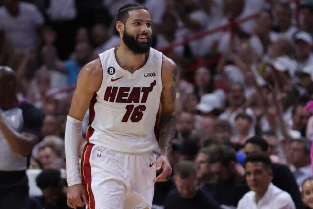 MIAMI, FLÓRIDA - 23 DE MAIO: Caleb Martin nº 16 do Miami Heat reage a uma cesta de três pontos contra o Boston Celtics durante o segundo quarto do quarto jogo das finais da Conferência Leste no Kaseya Center em 23 de maio de 2023 em Miami, Flórida. NOTA AO USUÁRIO: O Usuário reconhece e concorda expressamente que, ao baixar e/ou usar esta fotografia, o Usuário está concordando com os termos e condições do Contrato de Licença da Getty Images.