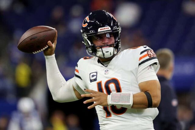 INDIANÁPOLIS, INDIAN - 22 DE SETEMBRO: O quarterback Caleb Williams nº 18 do Chicago Bears se aquece antes de um jogo contra o Indianapolis Colts no Lucas Oil Stadium em 22 de setembro de 2024 em Indianápolis, Indiana.