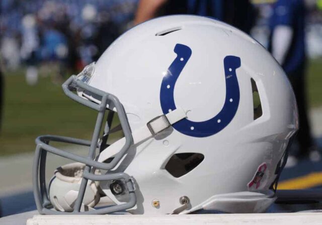 Capacete do Indianapolis Colts durante o jogo entre o Indianapolis Colts e o Tennessee Titans. O Indianapolis Colts (34) derrotou o Tennessee Titans (26) no Nissan Field em Nashville, TN