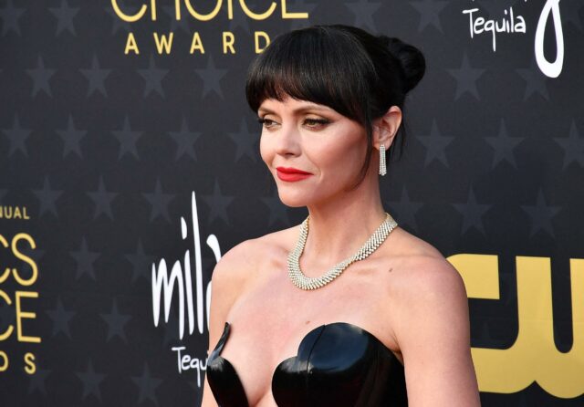 Christina Ricci em vestido preto no 29º Critics' Choice Awards