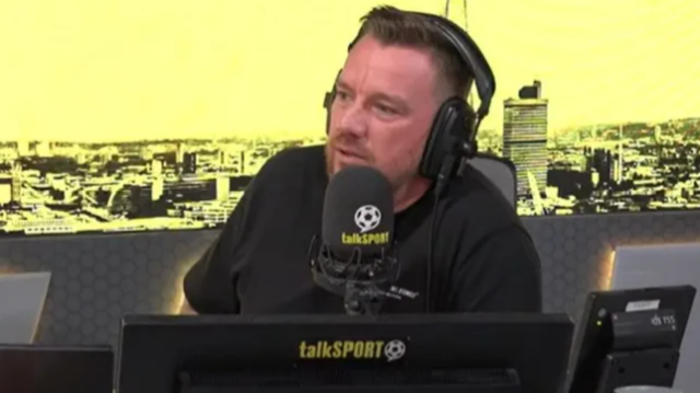 Jamie O'Hara fotografado trabalhando como comentarista do talkSPORT