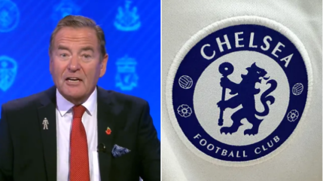 Jeff Stelling e o emblema do Chelsea