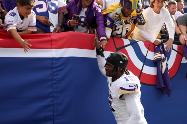 EAST RUTHERFORD, NOVA JERSEY - 08 DE SETEMBRO: Dallas Turner nº 15 dos torcedores do Minnesota Vikings depois de derrotar o New York Giants no MetLife Stadium em 08 de setembro de 2024 em East Rutherford, Nova Jersey.