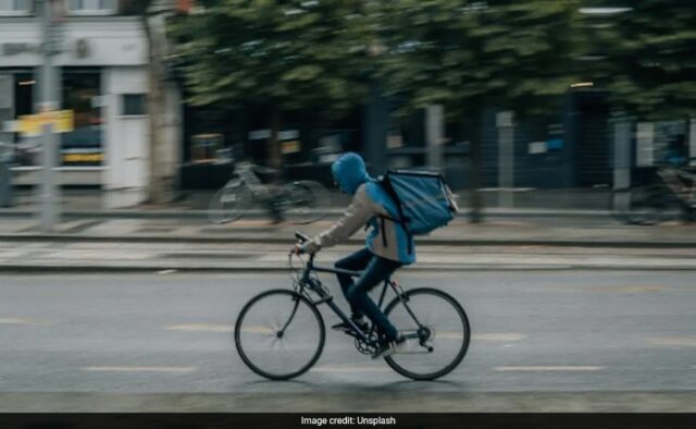 Agente de entregas na China, 55 anos, morre enquanto descansava na bicicleta após trabalhar 18 horas por dia