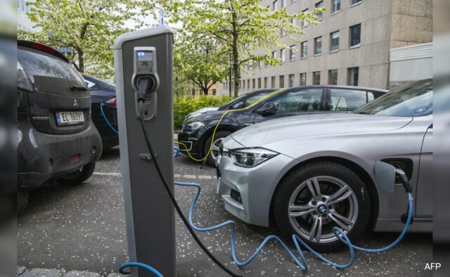 A Noruega agora tem mais carros elétricos do que modelos a gasolina, o primeiro no mundo