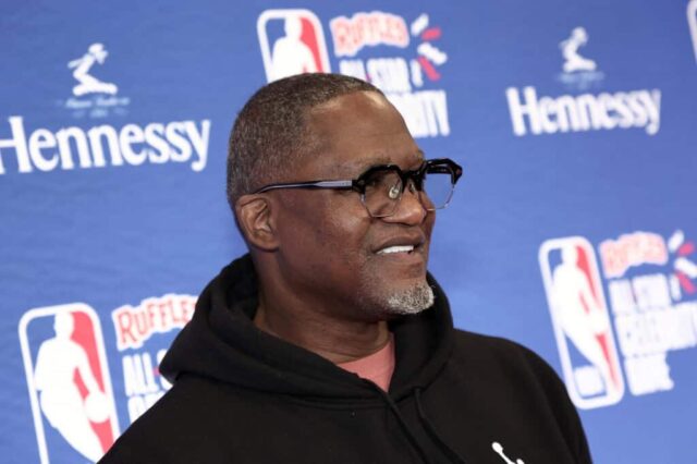 CLEVELAND, OHIO - FEVEREIRO 18: Dominique Wilkins participa do Ruffles NBA All-Star Celebrity Game durante o 2022 NBA All-Star Weekend no Wolstein Center em 18 de fevereiro de 2022 em Cleveland, Ohio.