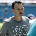 MIAMI, FLÓRIDA - 15 DE SETEMBRO: O agente Drew Rosenhaus observa antes do jogo entre o New England Patriots e o Miami Dolphins no Hard Rock Stadium em 15 de setembro de 2019 em Miami, Flórida