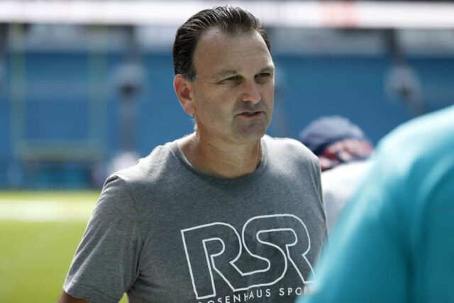 MIAMI, FLÓRIDA - 15 DE SETEMBRO: O agente Drew Rosenhaus observa antes do jogo entre o New England Patriots e o Miami Dolphins no Hard Rock Stadium em 15 de setembro de 2019 em Miami, Flórida