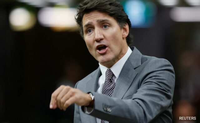 Ferido pela derrota eleitoral, Justin Trudeau não mostra sinais de renunciar