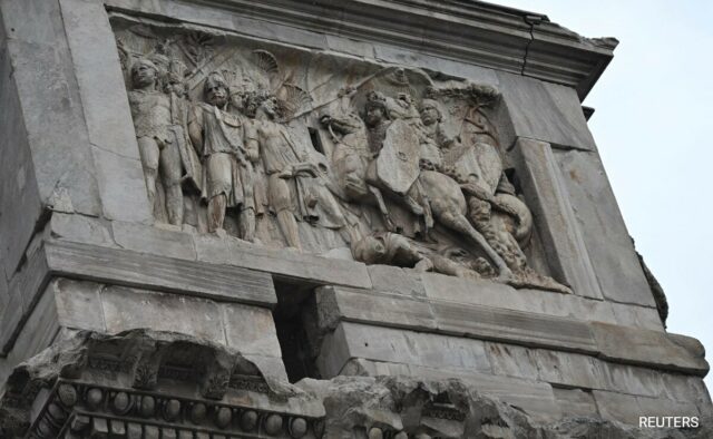 Antigo Arco de Constantino em Roma danificado por um raio