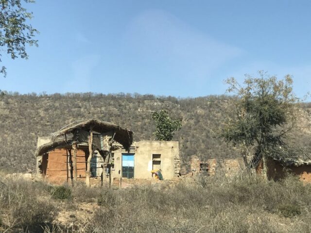 Uma casa cercada por pastagens.