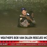 O meteorologista da Fox Atlanta, Van Dillen, puxa uma mulher para um local seguro