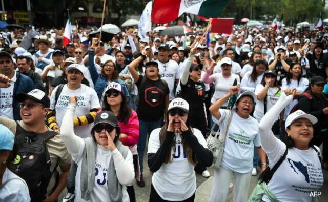 Manifestantes invadem o Senado mexicano, forçando a suspensão do debate sobre a reforma