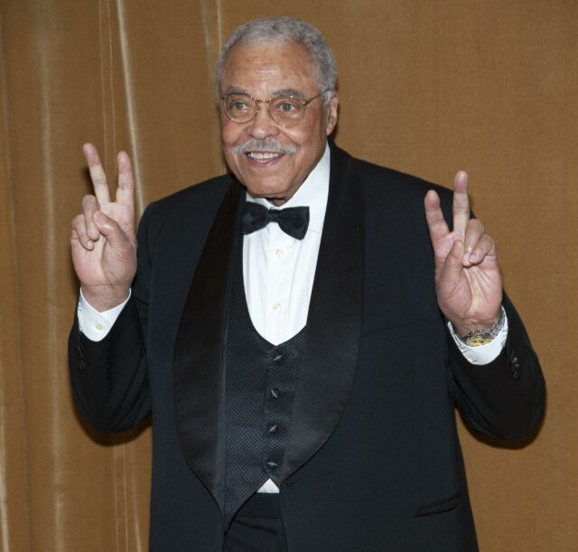 James Earl Jones segurando sinais de paz