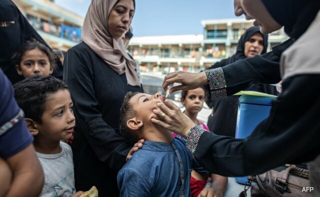 Ataques israelenses matam 27 palestinos em Gaza enquanto a vacinação contra a poliomielite é retomada