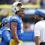 INGLEWOOD, CALIFÓRNIA - 08 DE SETEMBRO: Justin Herbert nº 10 do Los Angeles Chargers fala com o técnico Jim Harbaugh do Los Angeles Chargers durante o primeiro quarto contra o Las Vegas Raiders no SoFi Stadium em 08 de setembro de 2024 em Inglewood, Califórnia.