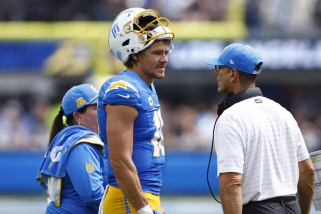 INGLEWOOD, CALIFÓRNIA - 08 DE SETEMBRO: Justin Herbert nº 10 do Los Angeles Chargers fala com o técnico Jim Harbaugh do Los Angeles Chargers durante o primeiro quarto contra o Las Vegas Raiders no SoFi Stadium em 08 de setembro de 2024 em Inglewood, Califórnia.