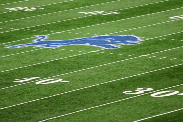 DETROIT, MICHIGAN - 26 DE NOVEMBRO: Uma visão detalhada do logotipo do Detroit Lions no meio-campo antes de um jogo contra o Houston Texans no Ford Field em 26 de novembro de 2020 em Detroit, Michigan. 