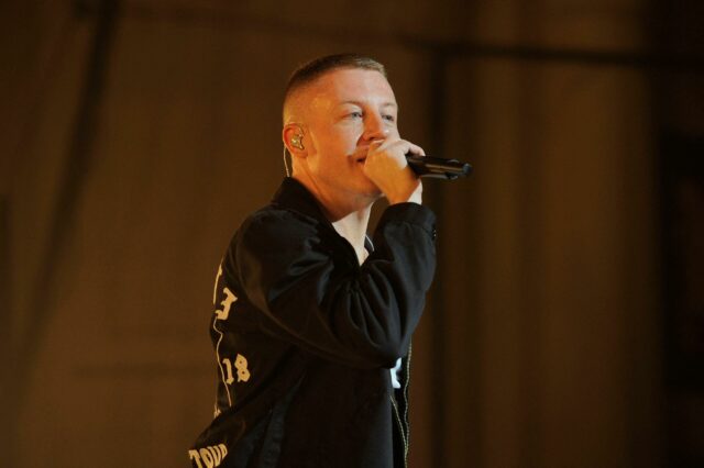 Macklemore se apresentando na Brixton Academy