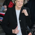 A atriz Maggie Smith é vista saindo do National Theatre após comparecer ao serviço memorial do dramaturgo Sir Peter Shafter - Londres