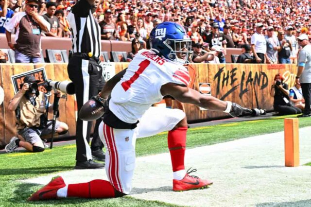 CLEVELAND, OHIO - 22 DE SETEMBRO: Malik Nabers nº 1 do New York Giants comemora após sua recepção para touchdown contra o Cleveland Browns durante o segundo quarto no Cleveland Browns Stadium em 22 de setembro de 2024 em Cleveland, Ohio. 