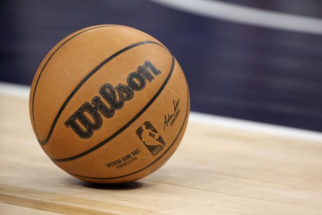 MINNEAPOLIS, MINNESOTA - 23 DE ABRIL: Uma visão da bola do jogo na quadra durante o quarto período entre o Denver Nuggets e o Minnesota Timberwolves no Target Center em 23 de abril de 2023 em Minneapolis, Minnesota. NOTA AO USUÁRIO: O Usuário reconhece e concorda expressamente que, ao baixar e/ou usar esta fotografia, o Usuário está concordando com os termos e condições do Contrato de Licença da Getty Images.