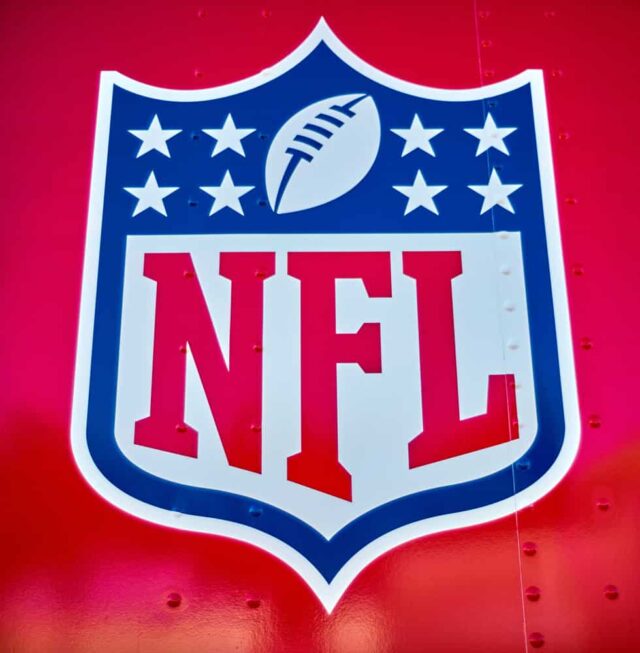 Uma visão detalhada do brasão e logotipo da NFL é vista em ação durante o jogo do Super Bowl LIV entre o Kansas City Chiefs e o San Francisco 49ers em 2 de fevereiro de 2020 no Hard Rock Stadium, em Miami Gardens, FL.