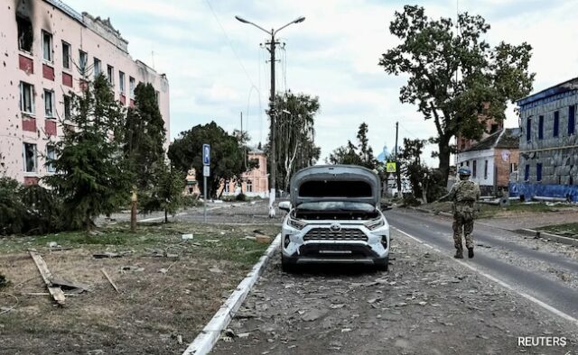 Homem indiano que trabalha com militares russos em meio à guerra com a Ucrânia volta para casa