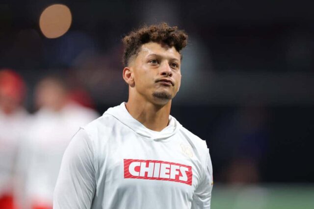 ATLANTA, GEÓRGIA - 22 DE SETEMBRO: Patrick Mahomes nº 15 do Kansas City Chiefs se aquece antes do jogo contra o Atlanta Falcons no Mercedes-Benz Stadium em 22 de setembro de 2024 em Atlanta, Geórgia.