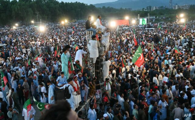 Partido de Imran Khan emitiu alerta por desafiar regras e confrontos com a polícia