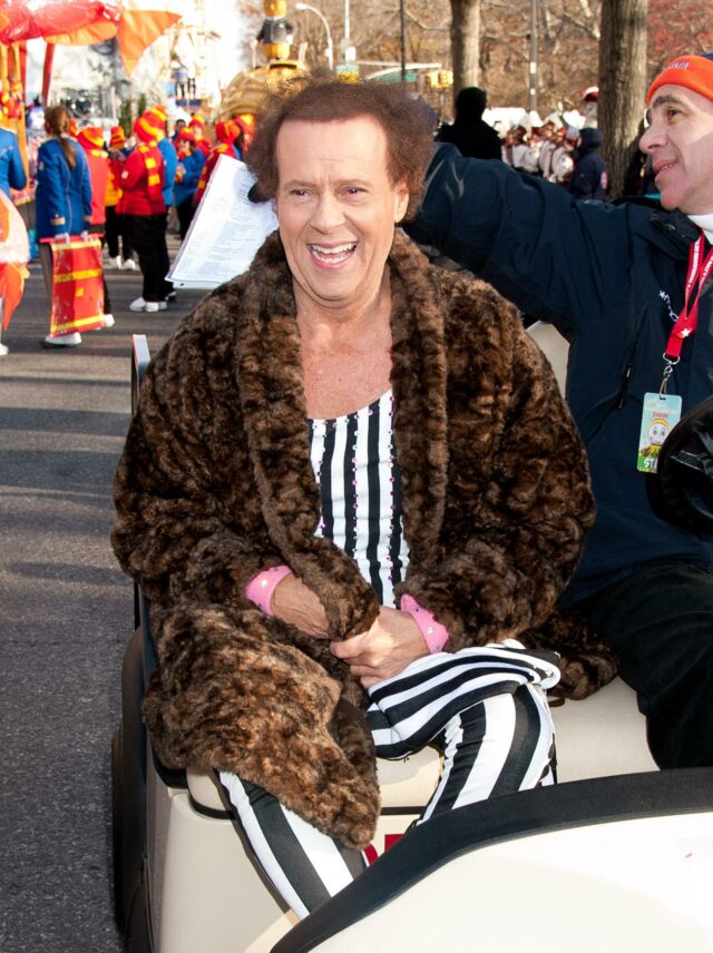 Richard Simmons vestindo uma jaqueta marrom