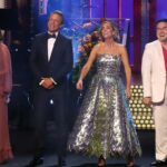 Maya Rudolph, Seth Meyers, Kristen Wiig e Bowen Yang falam no palco durante o 76º Primetime Emmy Awards (Getty Images)