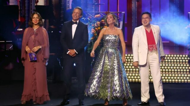 Maya Rudolph, Seth Meyers, Kristen Wiig e Bowen Yang falam no palco durante o 76º Primetime Emmy Awards (Getty Images)