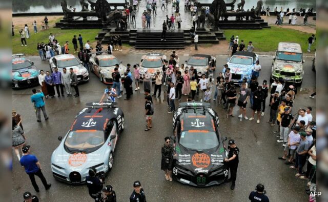 Fotos: Supercarros se alinham no maior templo do mundo, turistas ficam surpresos