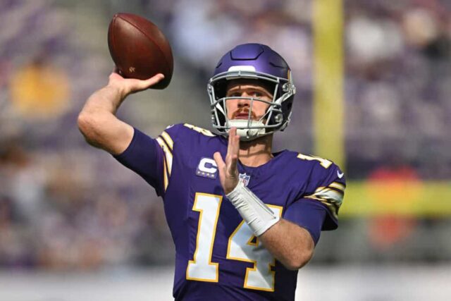 MINNEAPOLIS, MINNESOTA - 22 DE SETEMBRO: O quarterback Sam Darnold # 14 do Minnesota Vikings se aquece antes do jogo contra o Houston Texans no US Bank Stadium em 22 de setembro de 2024 em Minneapolis, Minnesota.