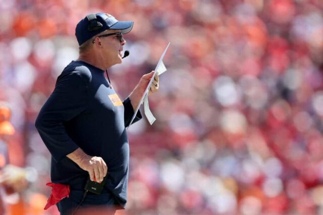 TAMPA, FLÓRIDA - 22 DE SETEMBRO: O técnico Sean Payton do Denver Broncos observa durante a segunda metade do jogo contra o Tampa Bay Buccaneers no Raymond James Stadium em 22 de setembro de 2024 em Tampa, Flórida. 