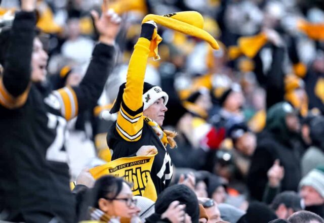 Fãs do Pittsburgh Steelers são fotografados durante a segunda metade do jogo da National Football League entre o Pittsburgh Steelers e o New York Jets em 22 de dezembro de 2019 no MetLife Stadium em East Rutherford, NJ.