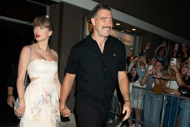 Taylor Swift e Travis Kelce comparecem ao casamento de Karen Elson