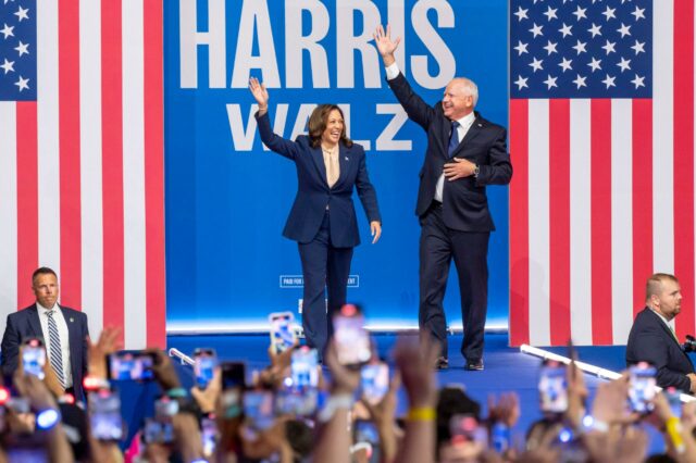 Tim Walz e Kamala Harris no evento do candidato presidencial democrata